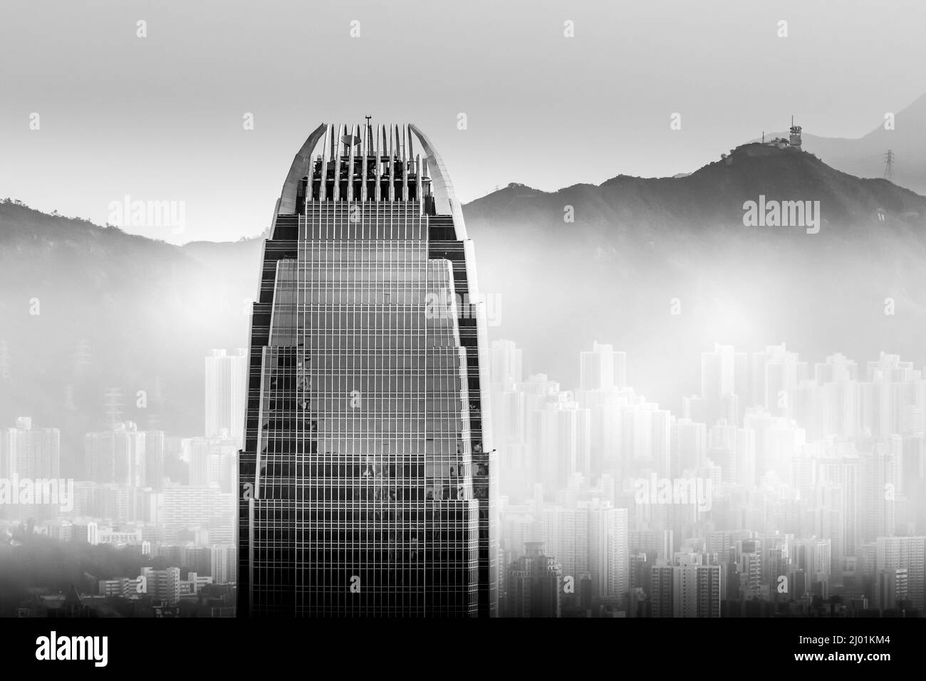 Nahaufnahme der Spitze des Gebäudes des International Finance Center im frühen Morgennebel vom Peak, Hongkong Stockfoto