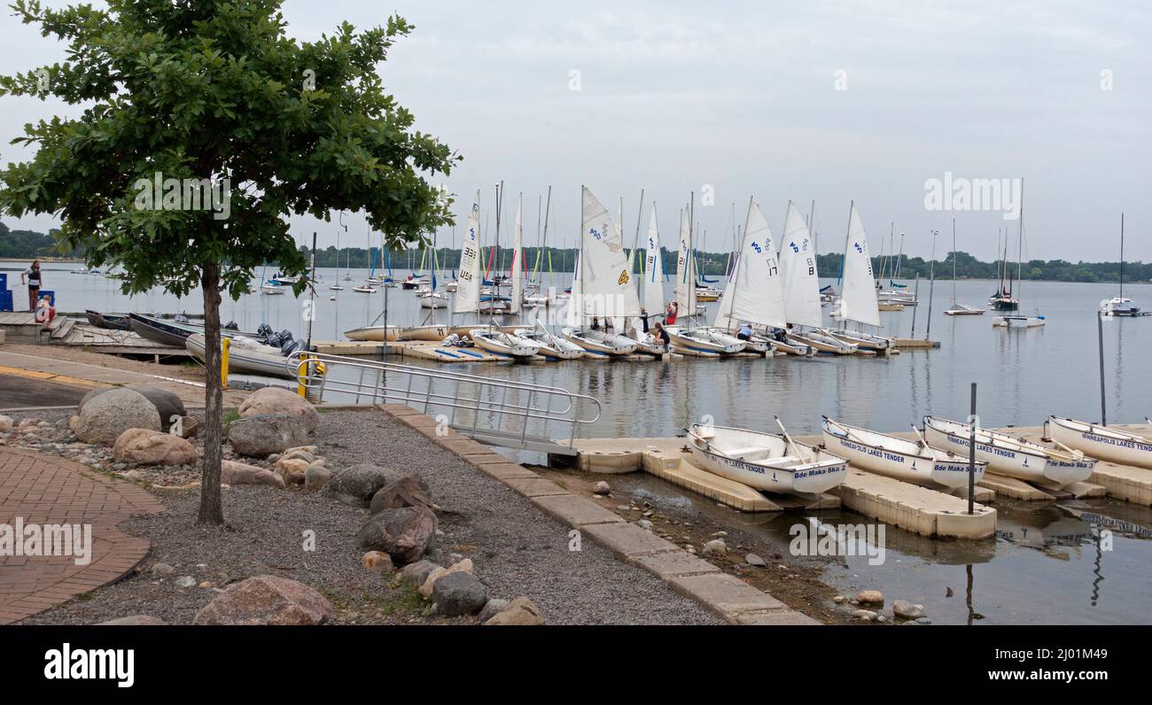 Segelboote standen auf dem Lake BDE Maka Ska (war Lake Calhoun) an. Minneapolis Minnesota, USA Stockfoto