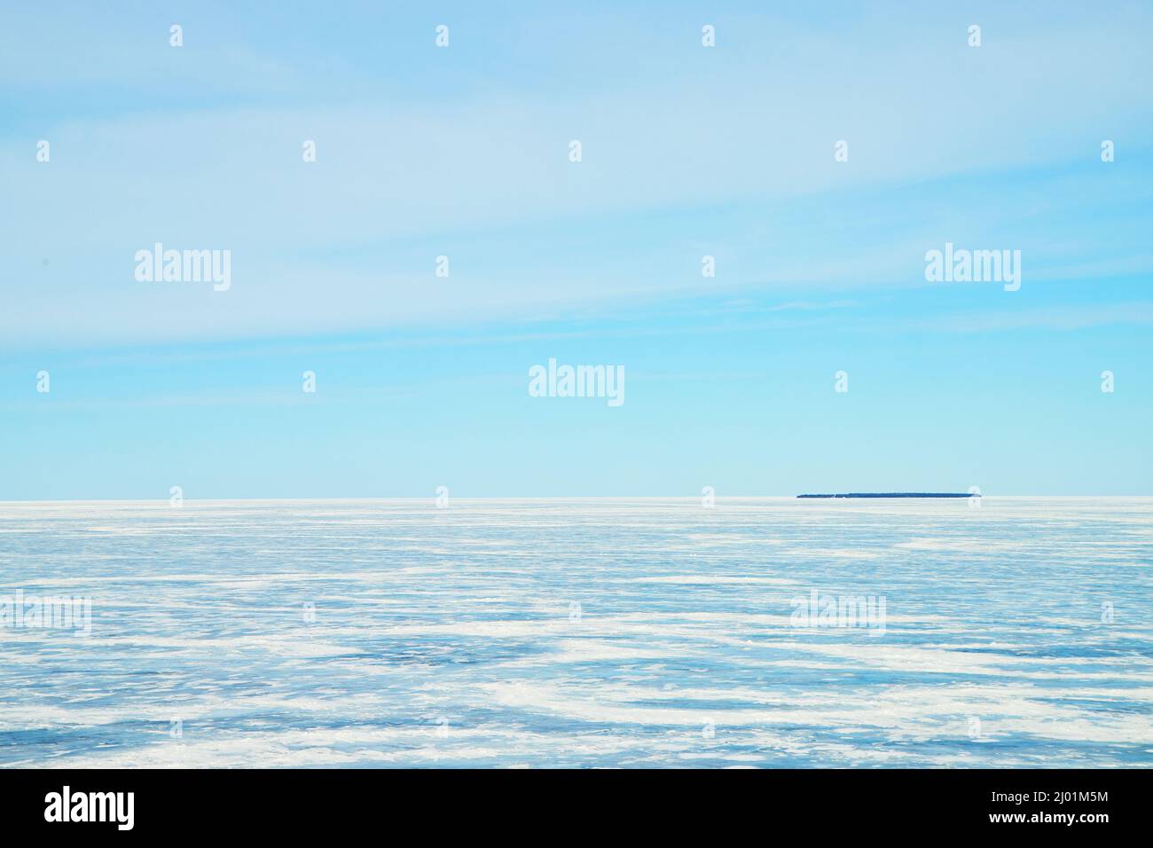 Eisformationen auf gefrorenem See von der Mackinaw-Brücke Stockfoto