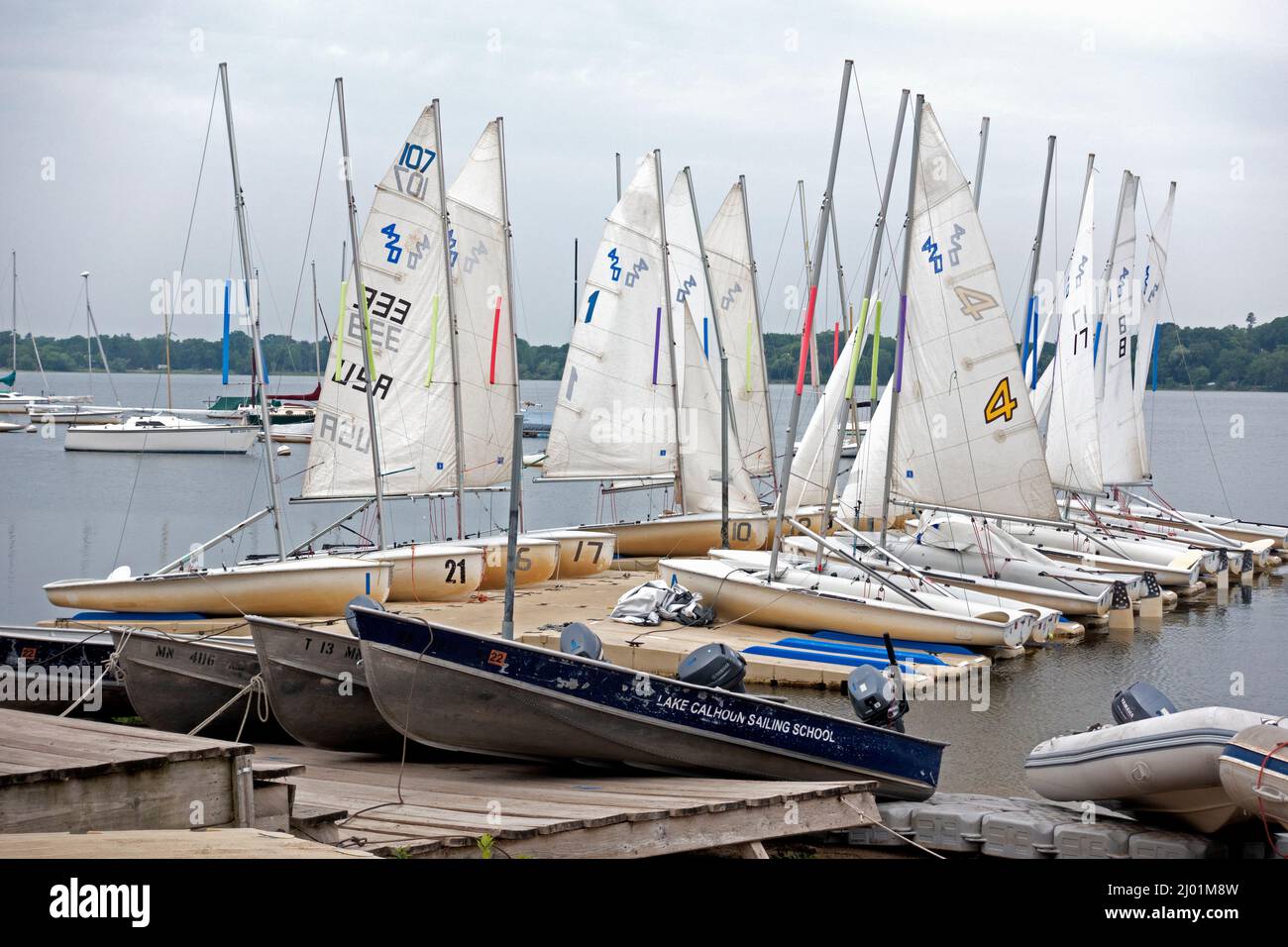 Segelboote parkten am Dock und ankerten am Bojen Lake BDE Maka Ska (war Lake Calhoun). Minneapolis Minnesota, USA Stockfoto