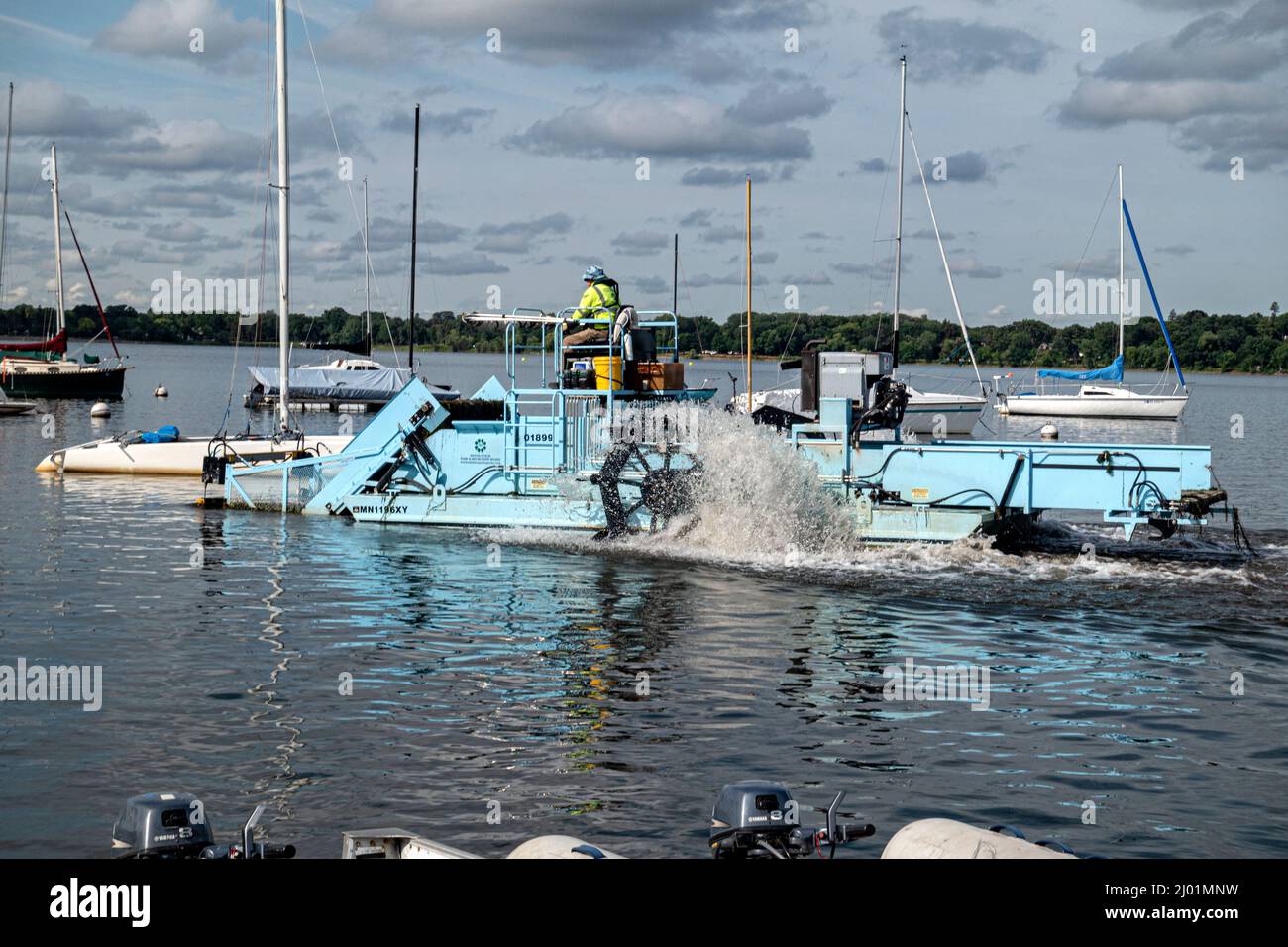 Maschinenreinigung Dredging Unkrautwachstum in Lake BDE Maka Ska (war Lake Calhoun). Minneapolis Minnesota, USA Stockfoto