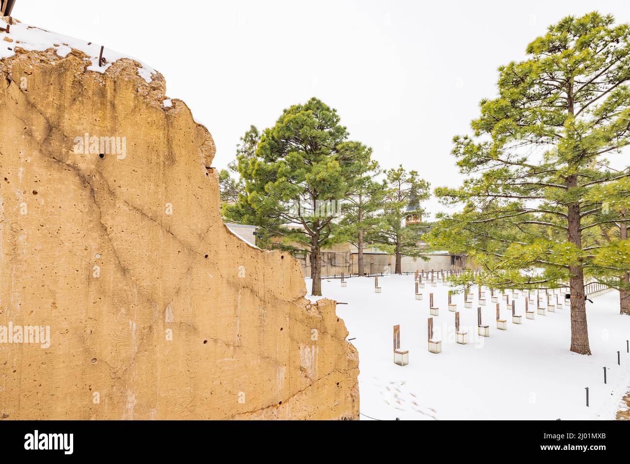 Bedeckter Blick auf einen verschneiten Garten des Oklahoma City National Memorial and Museum in Oklahoma Stockfoto