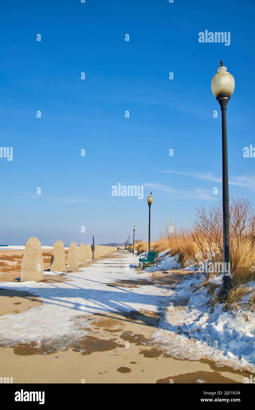 Winterwanderweg mit Schnee und Sanddünen Stockfoto