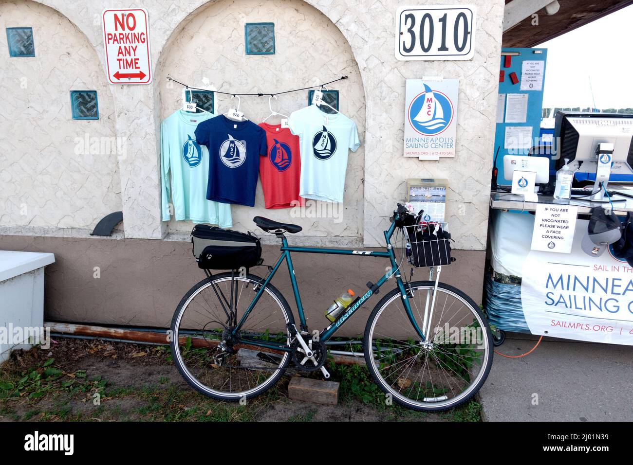 Segel-T-Shirts zum Verkauf und ein Fahrrad am Lake BDE Maka Ska (war Lake Calhoun). Minneapolis Minnesota, USA Stockfoto