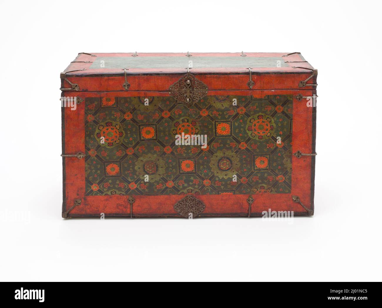 Trunk mit Brocade-Design (Kati RIMO). Tibet, ca. 1550-1650. Möbel, Möbel. Holz mit mineralischen Pigmenten auf Stoff; Metallbeschläge Stockfoto