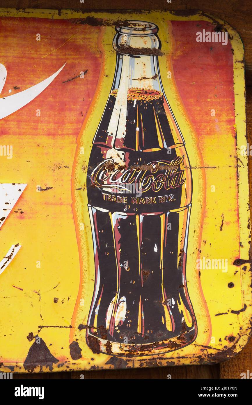 Vintage Coca Cola Softdrink Unternehmen Werbung Metall-Schild auf Holzbrett Wand geschrieben. Stockfoto