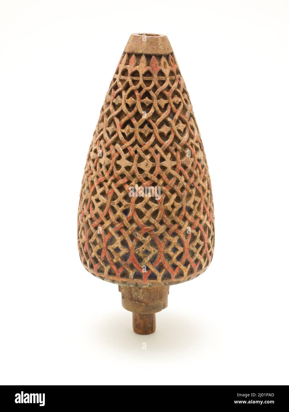 Geschnitztes Endstück. Nord-Iran, wahrscheinlich Mazandaran, zweite Hälfte des 14.. Jahrhunderts. Holz. Holz mit Farbspuren Stockfoto