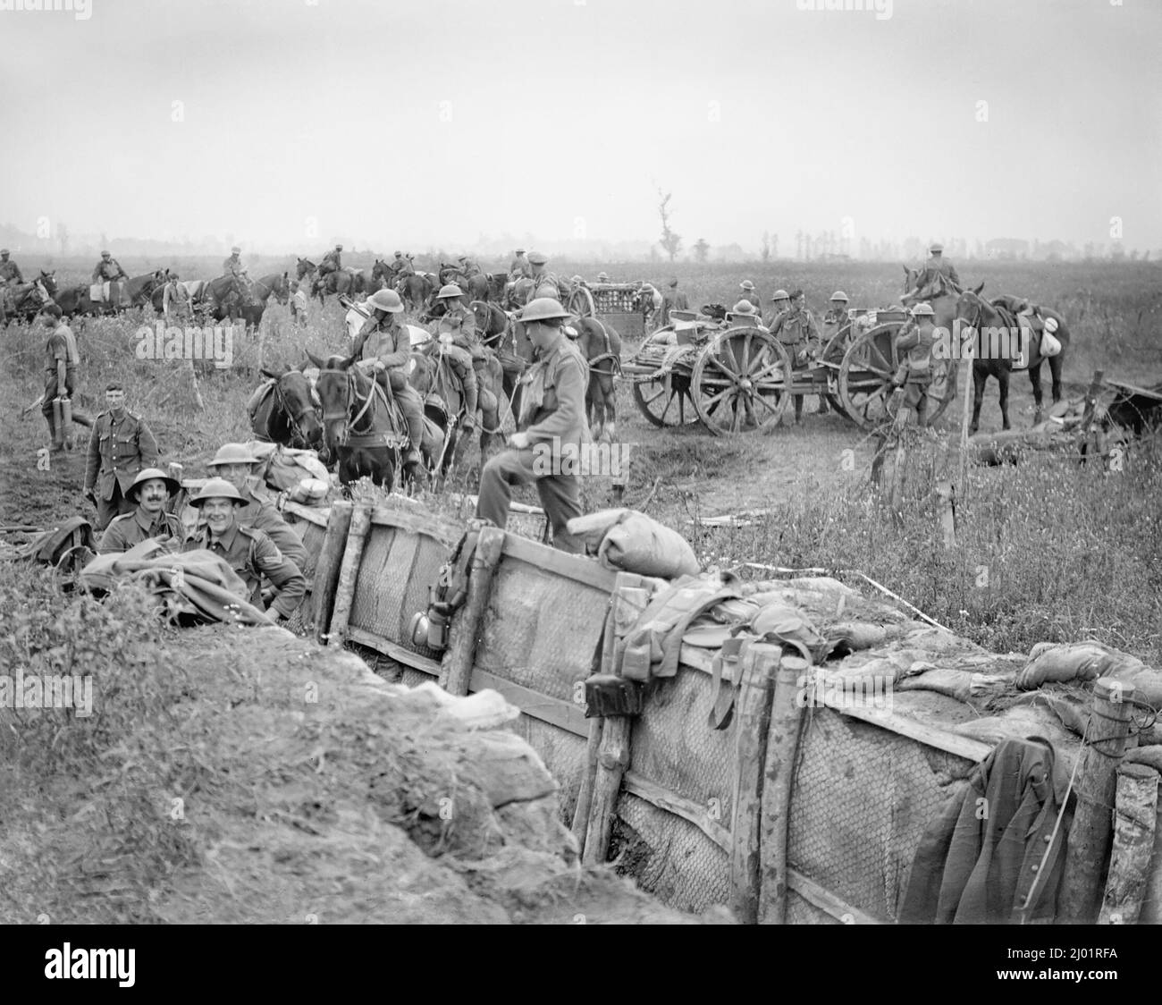 Eine britische 18-Pfünder-Feldpistole-Batterie nimmt während der Dritten Schlacht von Ypern neue Positionen in der Nähe eines Kommunikationsgrabens in der Nähe von Boesinghe ein, am 31. Juli 1917. Stockfoto