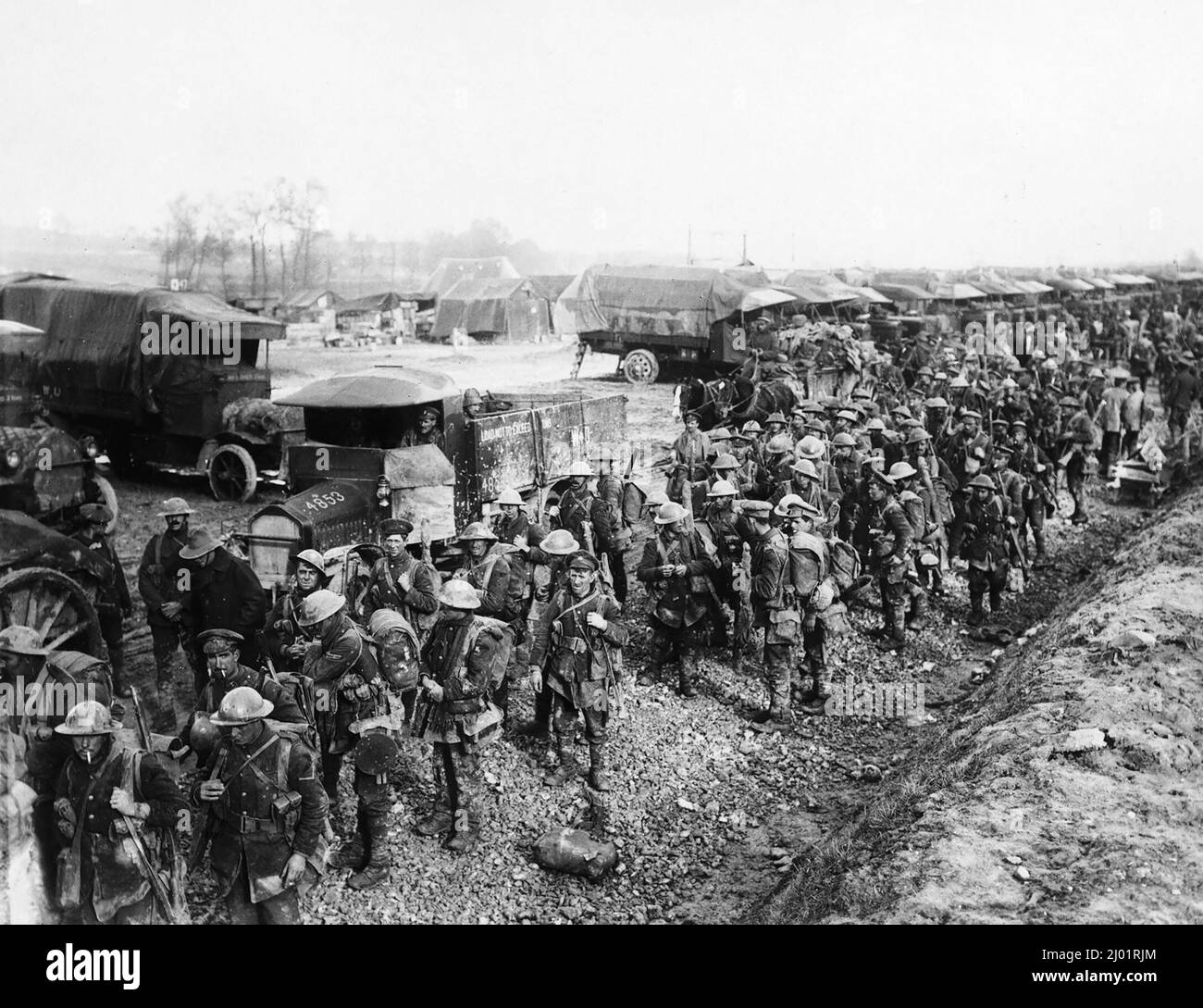 Männer des Bataillons 4., Worcestershire Regiment, sammeln sich in der Nähe von Armeedienstkorps (ASC) Lastwagen, nachdem sie aus den Schützengräben bei Albert im September 1916 zurückgekehrt sind. Stockfoto