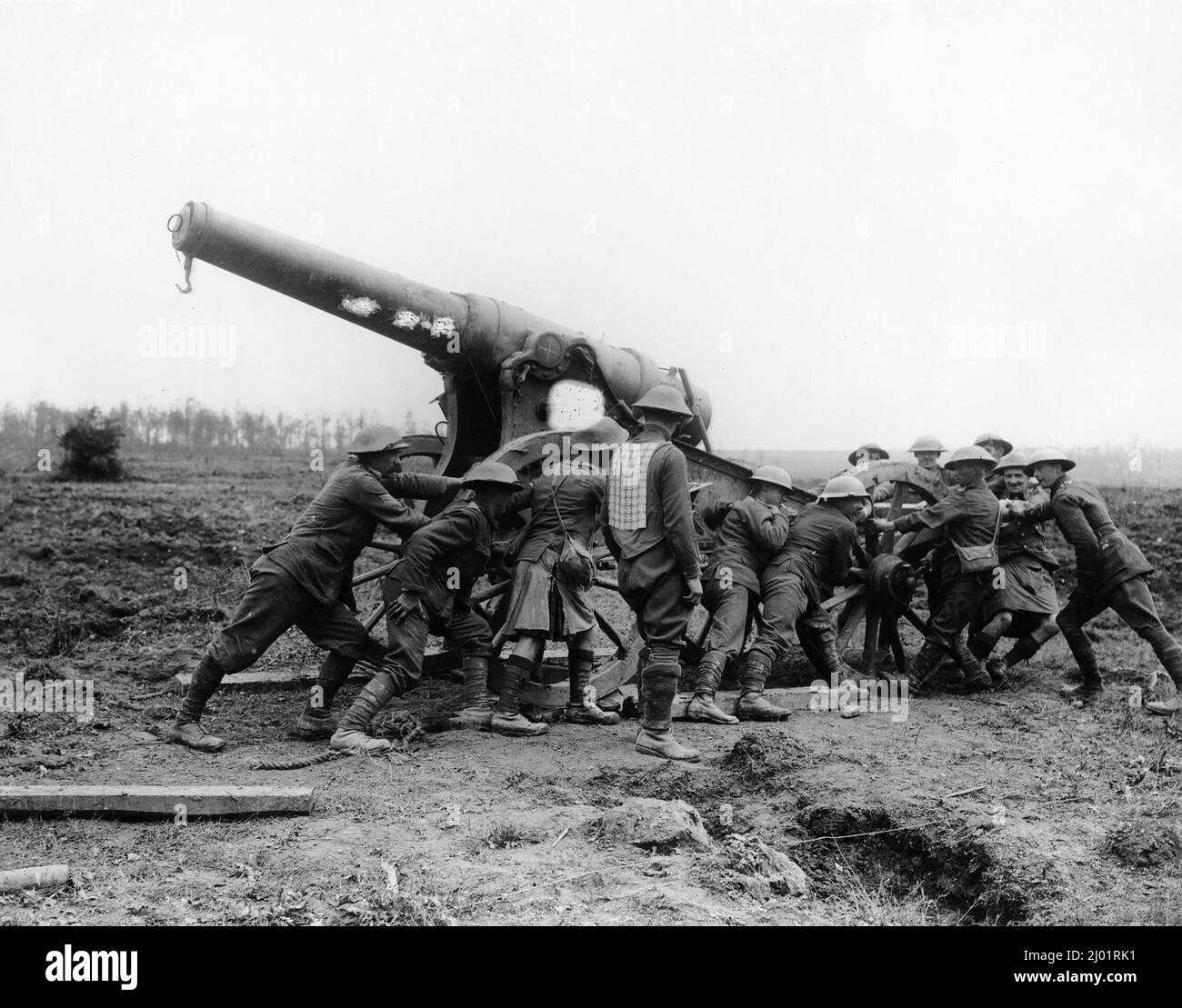 Bewegen eines gefangenen deutschen 15 cm (150 mm) Ringkanone 92 Kanone in der Nähe von Mametz Wood, 10.. August 1916. Beachten Sie den Offizier, der eine schützende Weste trägt. Stockfoto