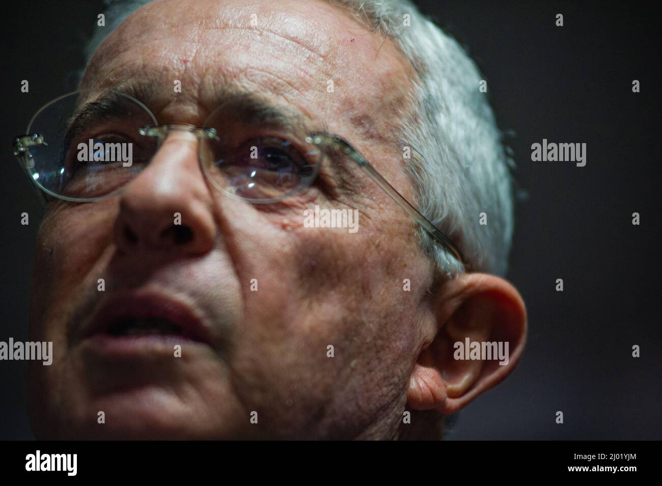 Der ehemalige kolumbianische Präsident Alvaro Uribe Velez (2002-2010) spricht während des Parteitreffens von Centro Democratico, um einen Weg für die Präsidentschaftswahlen 2022 in Kolumbien nach den Vorwahlen in Bogota, Kolumbien, am 15. März 2022 zu wählen. Foto von: Long Visual Press Stockfoto