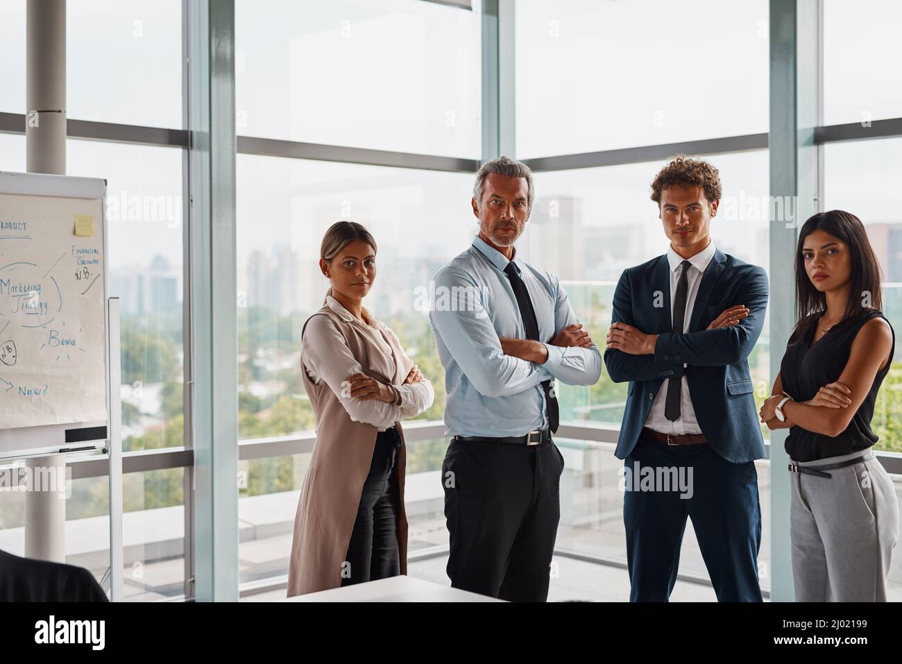 Sind Sie bereit, sich der Belegschaft anzuschließen? Eine kurze Aufnahme von Geschäftsleuten, die mit gekreuzten Armen im Büro standen. Stockfoto