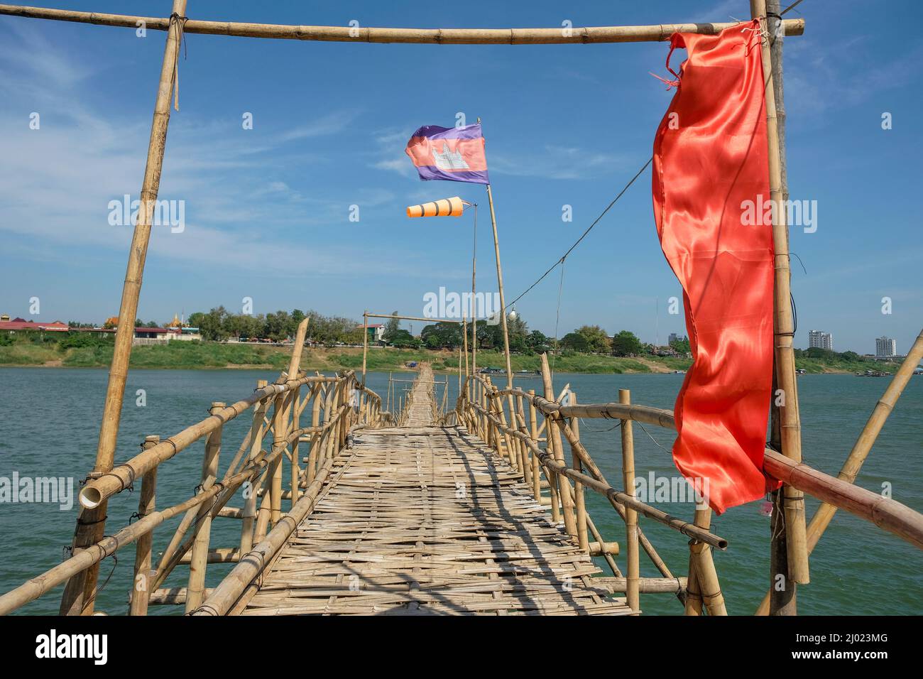 Die Kampong Cham Bambusbrücke in Kambodscha ist die längste der Welt in Kampong Cham, Kambodscha. Stockfoto