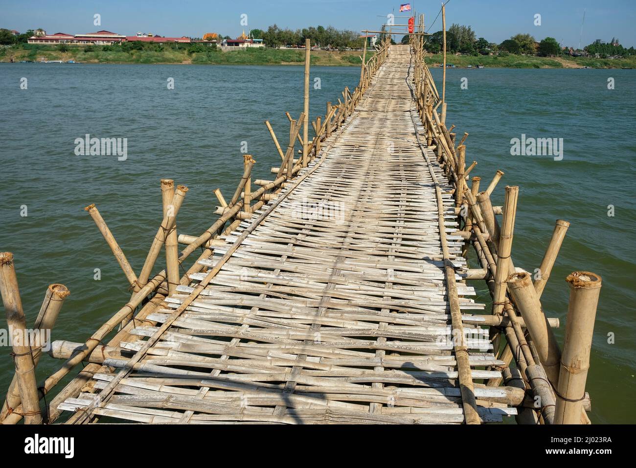 Die Kampong Cham Bambusbrücke in Kambodscha ist die längste der Welt in Kampong Cham, Kambodscha. Stockfoto