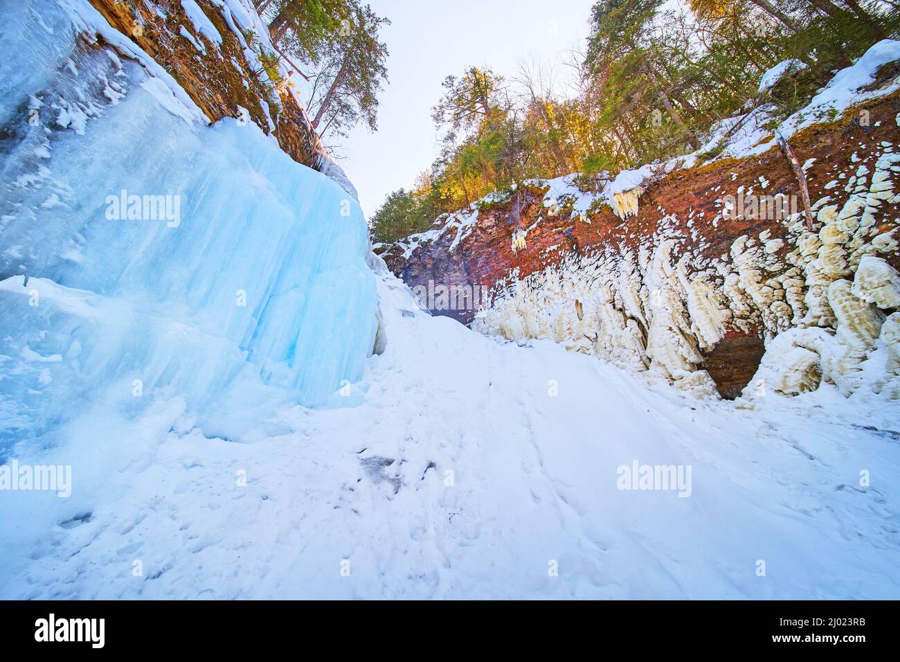 Detail von gefrorenen Wasserfällen und Eisformationen auf Klippen Stockfoto
