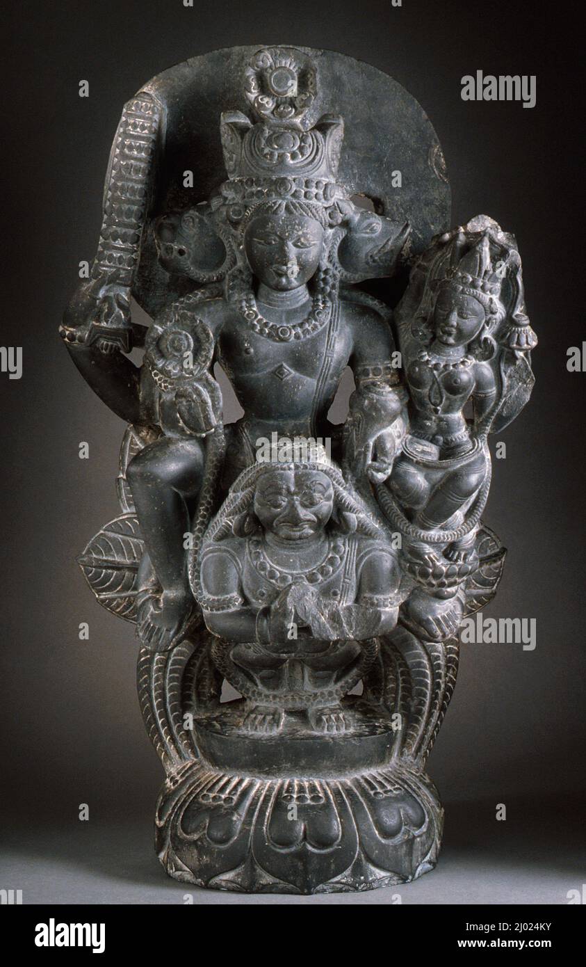 Vishnu und Shri Lakshmi auf Garuda. Indien, Jammu und Kaschmir, Kaschmir-Region, 11.. Jahrhundert. Skulptur. Phyllit Stockfoto