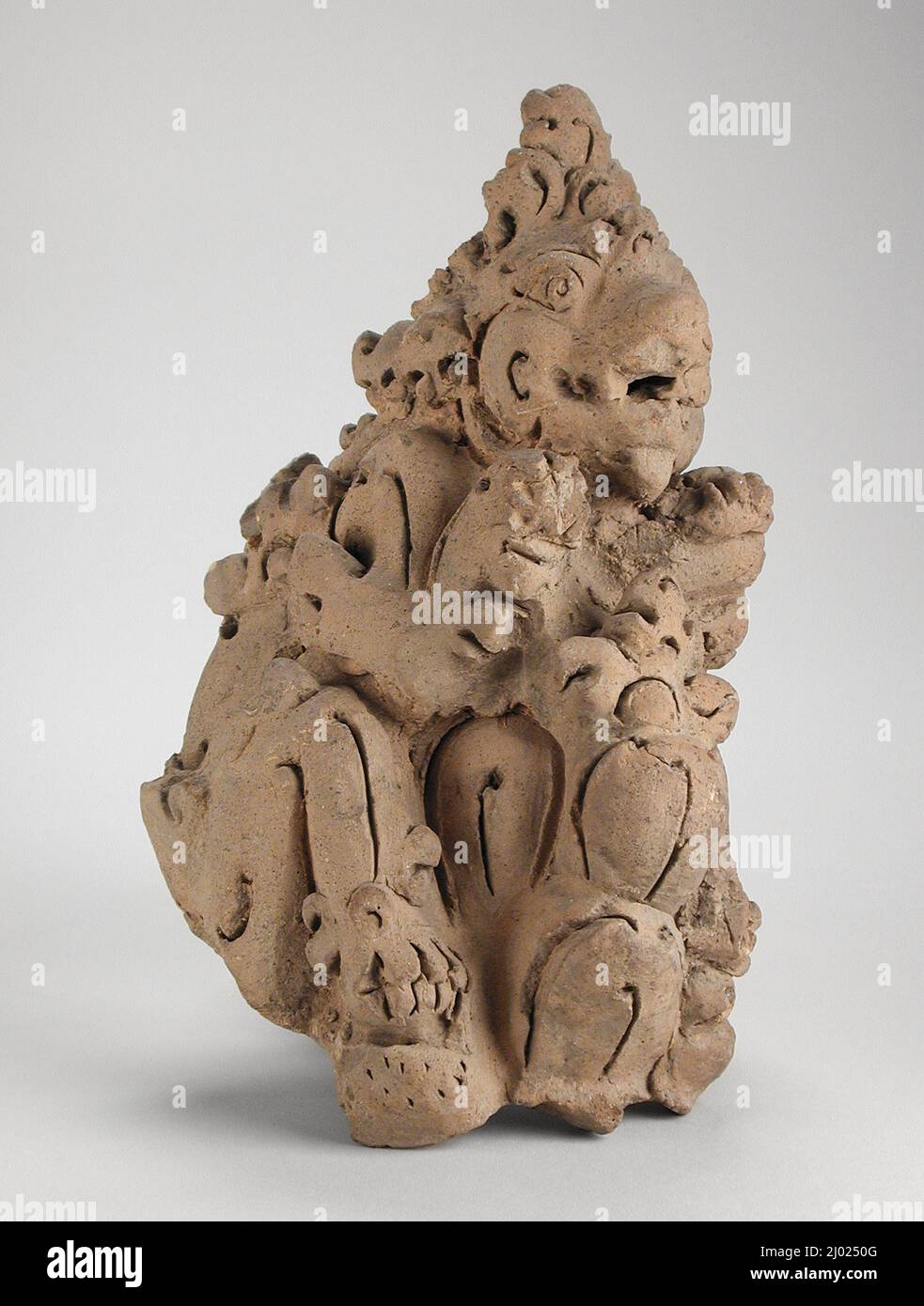 Monster in Laub. Indonesien, Ost-Java, 14.. Jahrhundert. Skulptur. Terrakotta-Buff Stockfoto