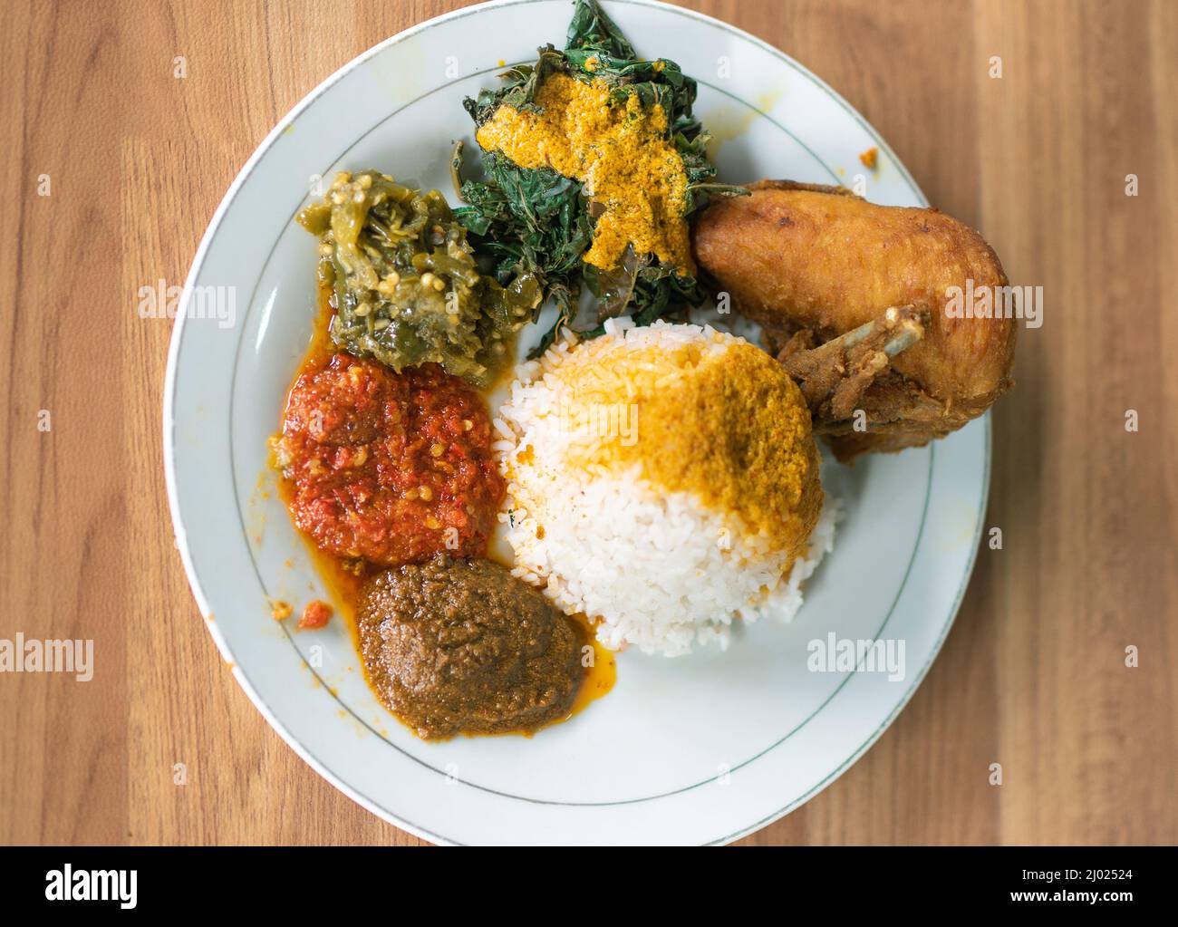 traditionelle indonesische Küche mit Rendang und gebratenem Chiken Stockfoto