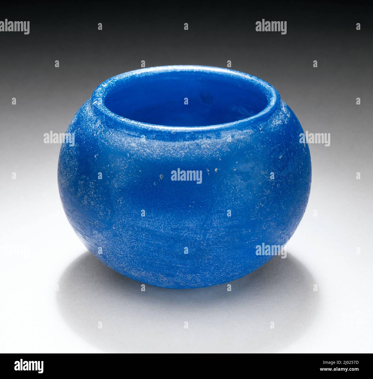 Jar (Guan). China, mittlere Tang-Dynastie, um 700-800. Einrichtung; Servicezubehör. Schimmelgeblasenes blaues Glas Stockfoto