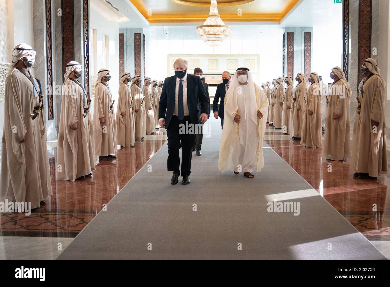 Premierminister Boris Johnson inspiziert die Ehrengarde, als er am Flughafen Abu Dhabi zu seinem Besuch in den Vereinigten Arabischen Emiraten (VAE) ankommt. Der Premierminister trifft in Abu Dhabi mit dem Kronprinzen der VAE, Scheich Mohammed bin Zayed, und dem saudischen Kronprinzen Mohammed bin Salman in Riad, Saudi-Arabien, zusammen, wo er hofft, die Beziehungen zu den Nationen zu stärken, um den russischen Präsidenten Wladimir Putin zu bekämpfen. Bilddatum: Mittwoch, 16. März 2022. Stockfoto