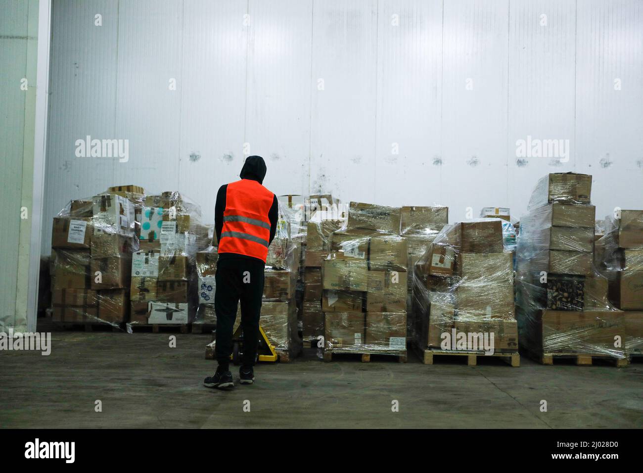 Ein Arbeiter wird auf dem Gelände mobilisiert, um Spenden von den Gemeinden Ile-de-France sowie Großhändlern des Rungis-Marktes zu erhalten, zu sortieren und umzupacken. In Zusammenarbeit mit der Vereinigung der Bürgermeister Frankreichs hat der Katastrophenschutz einen großen Aufruf zur Solidarität gestartet, um Spenden für die ukrainische Bevölkerung zu sammeln. Der Rungis-Markt verfügt über ein 5.000 m²-Gebäude zur Lagerung von Waren, bevor er am 15.. März 2022 in Rungis, Frankreich, in die Ukraine transportiert wird. Foto von Christophe Michel/ABACAPRESS.COM Stockfoto