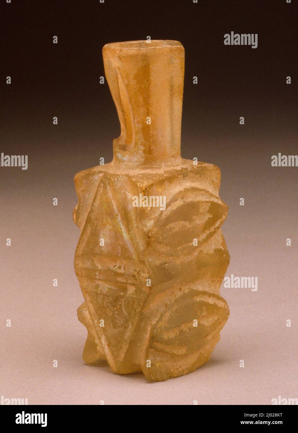 Molare Flasche. Wahrscheinlich Iran, 9.-10. Jahrhundert. Glas. Glas, Reliefschnitt Stockfoto