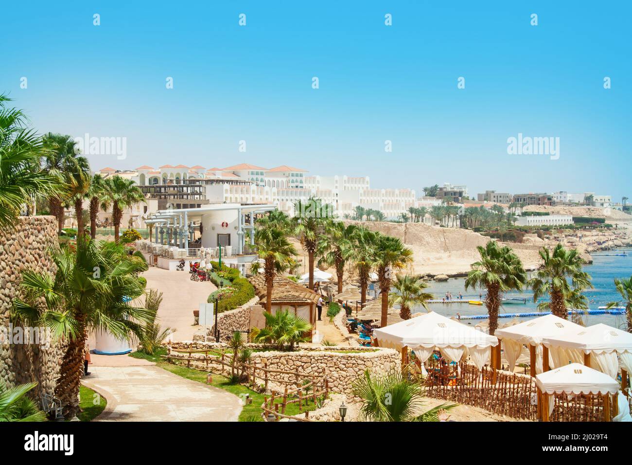 Sharm El Sheikh, Ägypten - ca. april 2015: Ägyptischer Hotelresort und Spa-Blick mit blauem Himmel Stockfoto