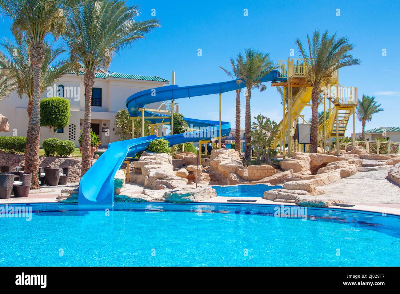 Sharm El Sheikh, Ägypten - ca. april 2015: Blick auf das ägyptische Hotelresort und den Wellnessbereich mit Palmen, Swimmingpool und blauem Himmel Stockfoto