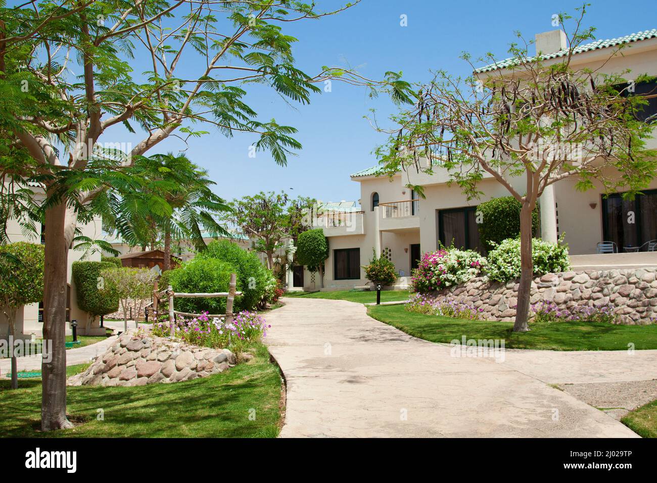 Sharm El Sheikh - CA. APRIL 2015: Blick auf das ägyptische Hotelresort und den Wellnessbereich mit blauem Himmel Stockfoto