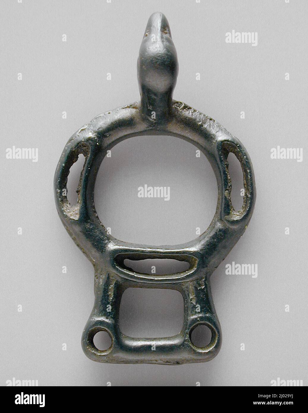 Gürtelschnalle. Iran, etwa 150 v. Chr.-n. Chr. 225. Kostüme; Accessoires. Bronze, gegossen Stockfoto