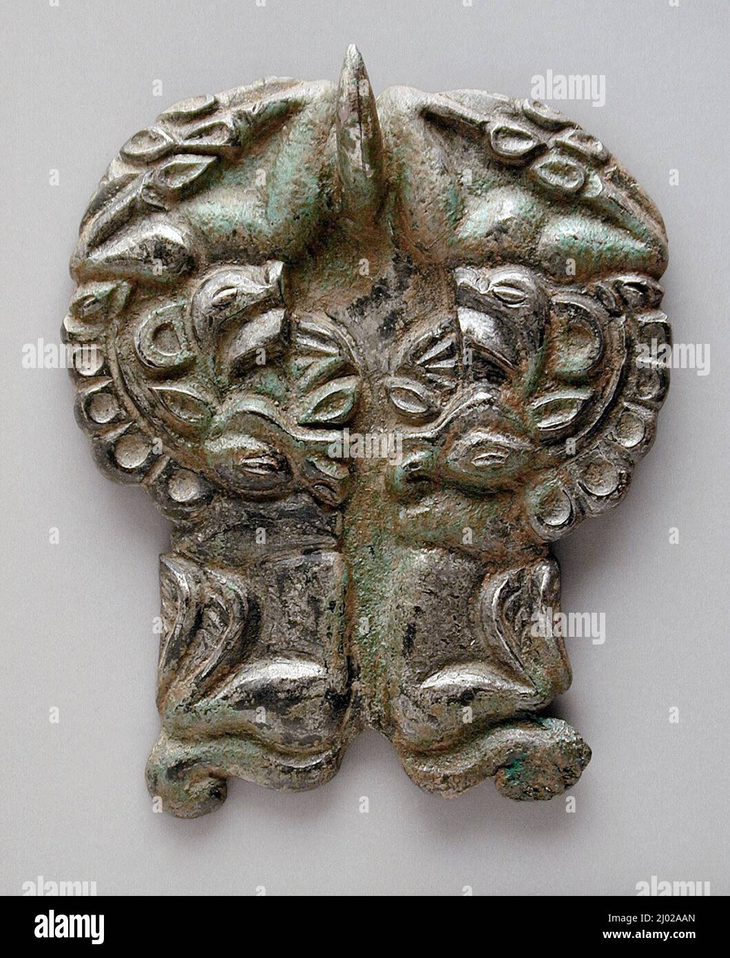 Gürtelschnalle. Han, 206 v. Chr. -220 n. Chr. Kostüme; Zubehör. Bronze Stockfoto
