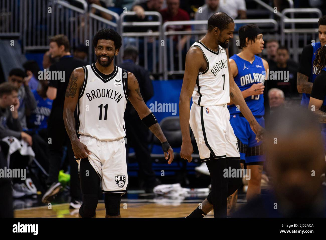 Orlando Usa. 15. Marz 2022. Kyrie Irving 11 Brooklyn Nets und Kevin Durant 7 Brooklyn Nets lachen zusammen wahrend des Spiels der National Basketball Association zwischen Orlando Magic und Brooklyn Ne...
