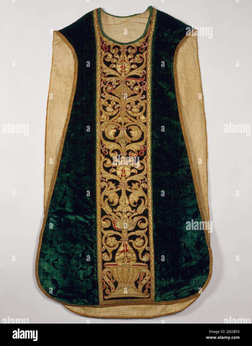 Chasuble. Spanien, erstes Viertel des 17.. Jahrhunderts. Kostüme; kirchlich. Seidensamt und Seidensamt im Flor-on-Flor-Stil, mit Applikationen mit Metallfaden und Seidenband und einfarbigem Webband mit Metallfaden Stockfoto