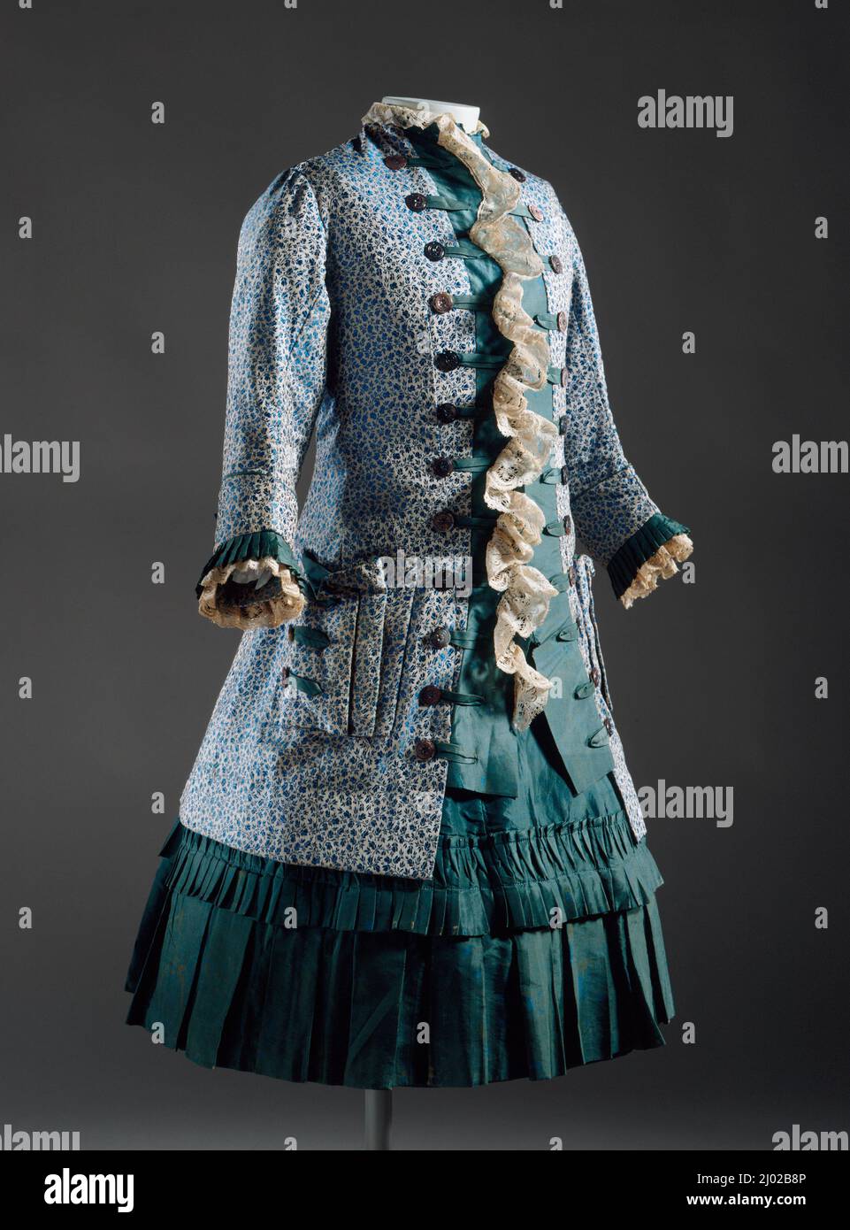 Kleid für Mädchen (Mieder und Unterkleid). England, um 1885. Kostüme; Hauptkleidung (ganzer Körper). A) Oberteil: Seidensatin mit Seidenzusatzmuster, Seideneinlage (Taft), Baumwollspitze, Muschelknöpfe b) Unterkleid: Seideneinlage (Taft) Stockfoto