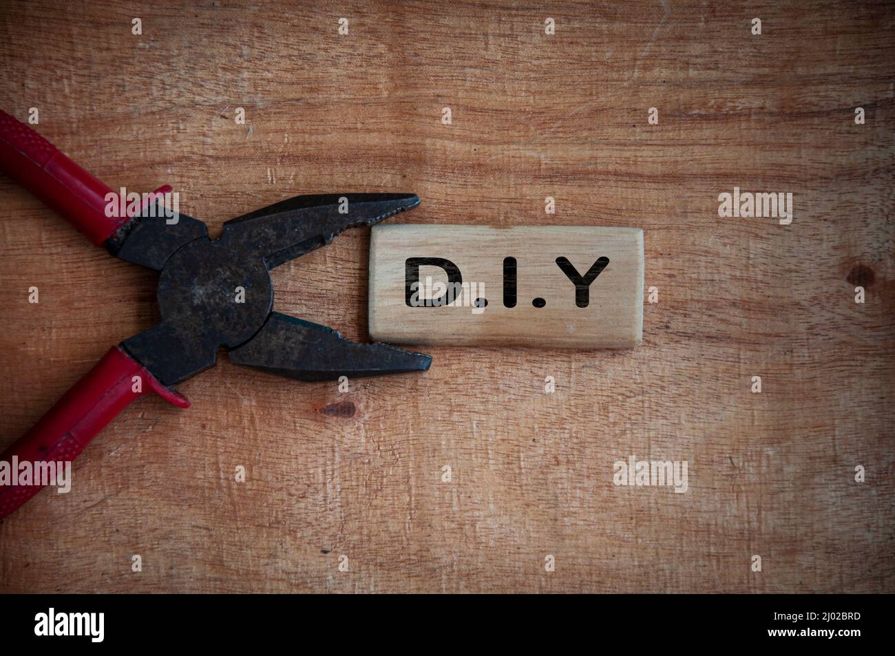 Text auf Holzblock - D.I.Y mit Arbeitswerkzeughintergrund. Do it yourself Konzept Stockfoto
