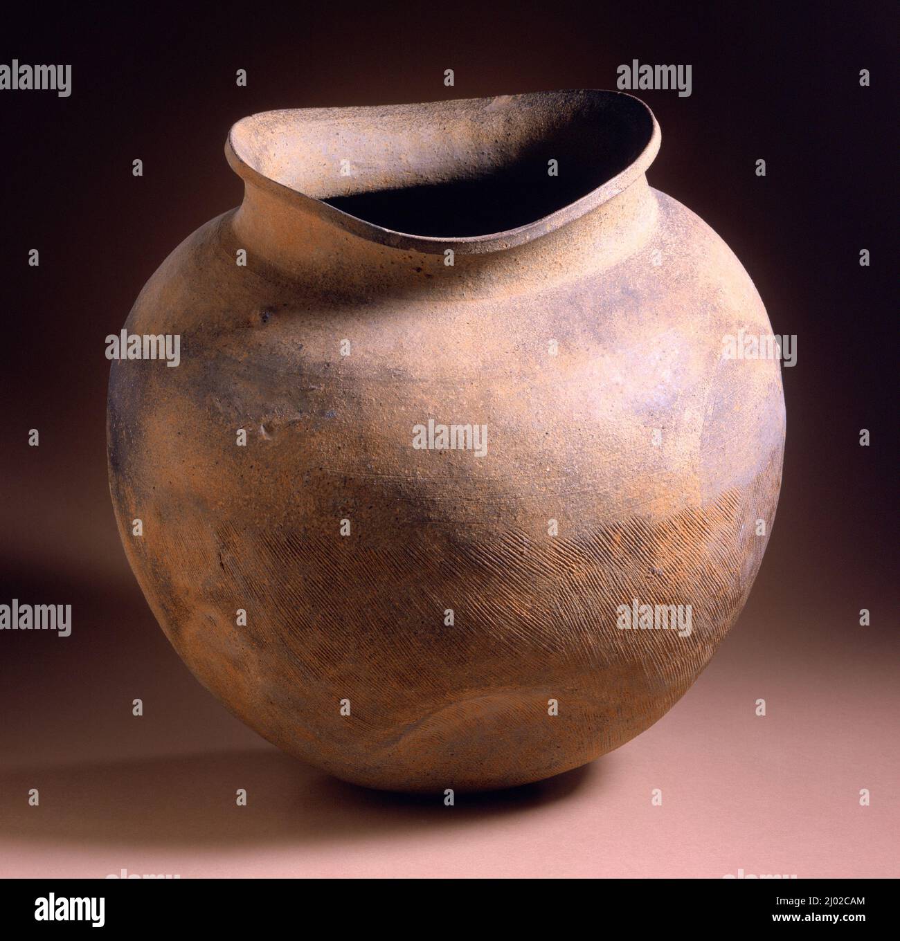 Glas mit breitem Mund. Korea, Silla, drei Königreiche (18 v. Chr. - 668 n. Chr.), 5.-7.. Jahrhundert. Einrichtung; Servicezubehör. Coil-Built Steinzeug mit gekämmter Dekoration Stockfoto Glas mit breitem Mund. Korea, Silla, drei Königreiche (18 v. Chr. - 668 n. Chr.), 5.-7.. Jahrhundert. Einrichtung; Servicezubehör. Coil-Built Steinzeug mit gekämmter Dekoration Stockfoto
