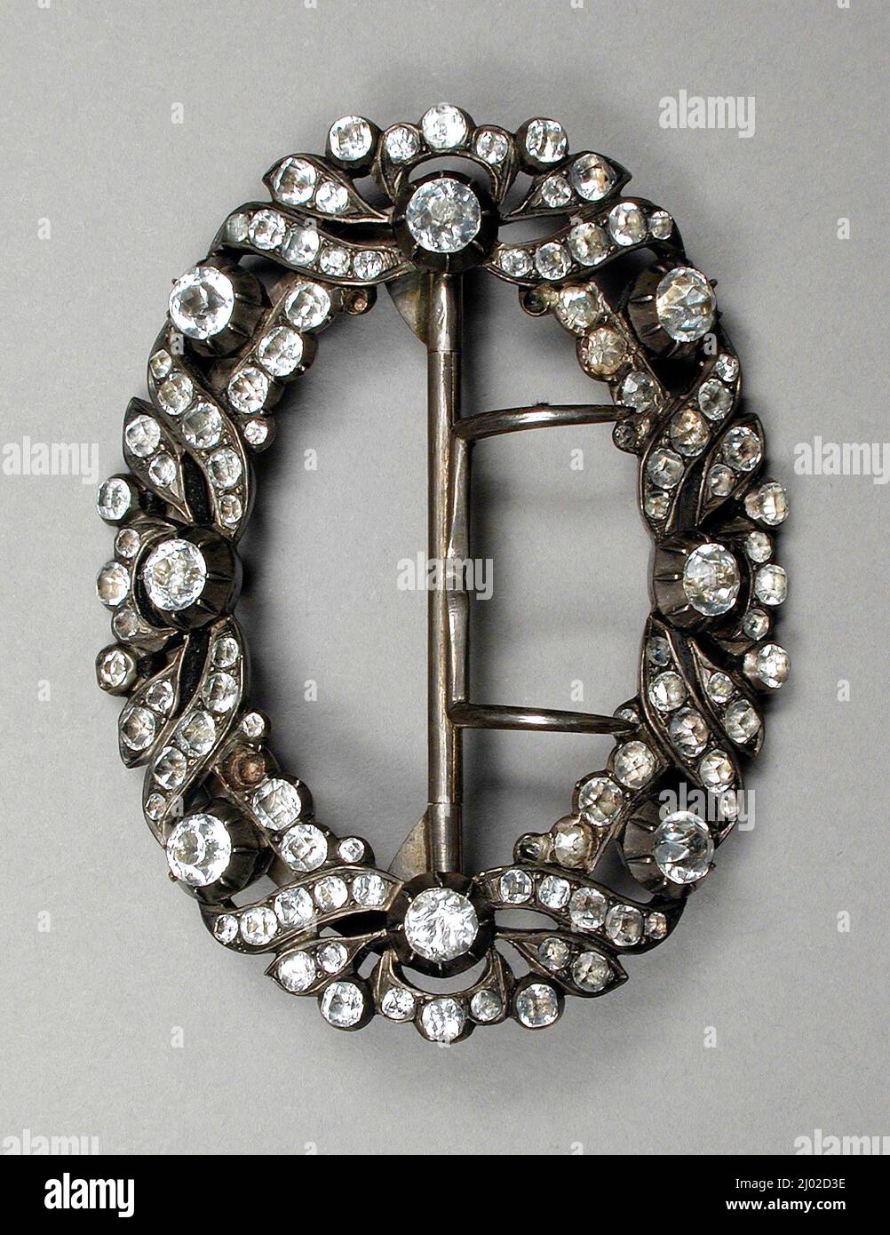 Gürtelschnalle für Frauen. England, 1770-1790. Kostüme; Accessoires. Fügen Sie Stein und Metall Stockfoto