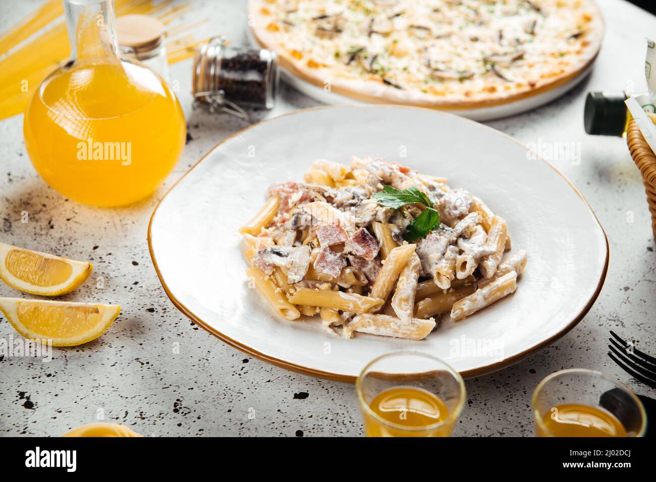 Italienische Pasta mit Schinken und Pilzen Stockfoto