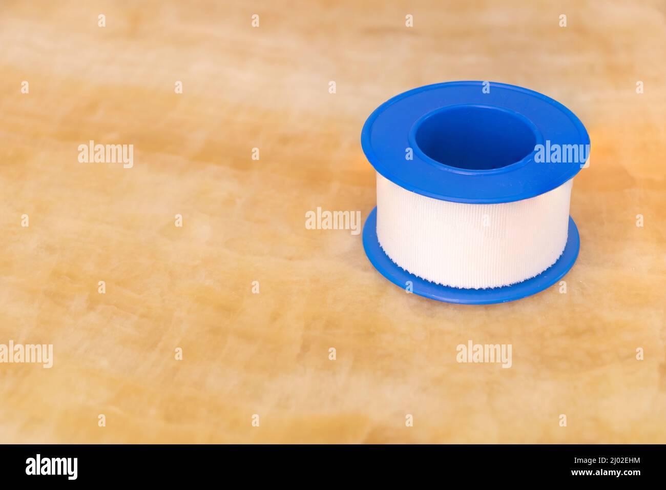 Nahaufnahme des Klebebands auf beigem Hintergrund. Stockfoto
