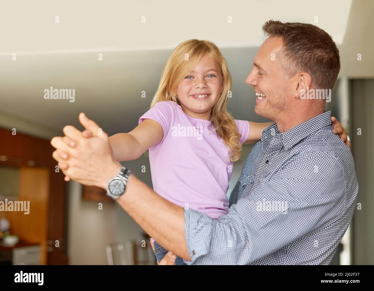 Tanzen mit Papa. Porträt eines Vaters und einer Tochter, die gemeinsam tanzen. Stockfoto