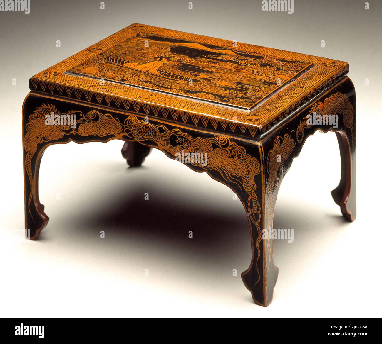 Kleiner Tisch mit Figur in einer Landschaft. Ryukyu-Inseln, etwa 1750-1900. Möbel, Möbel. Schwarzer Lack auf Holzkern mit Blattgold bemalter Dekoration (hakue auf Japanisch) Stockfoto