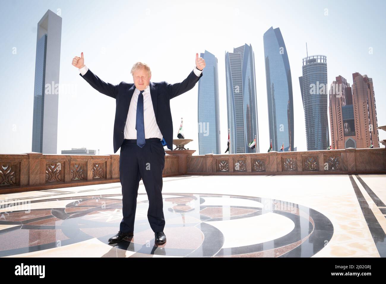 Premierminister Boris Johnson kommt während seines Besuchs in den Vereinigten Arabischen Emiraten (VAE) zu einem Medieninterview im Emirates Palace Hotel in Abu Dhabi. Der Premierminister trifft in Abu Dhabi mit dem Kronprinzen der VAE, Scheich Mohammed bin Zayed, und dem saudischen Kronprinzen Mohammed bin Salman in Riad, Saudi-Arabien, zusammen, wo er hofft, die Beziehungen zu den Nationen zu stärken, um den russischen Präsidenten Wladimir Putin zu bekämpfen. Bilddatum: Mittwoch, 16. März 2022. Stockfoto