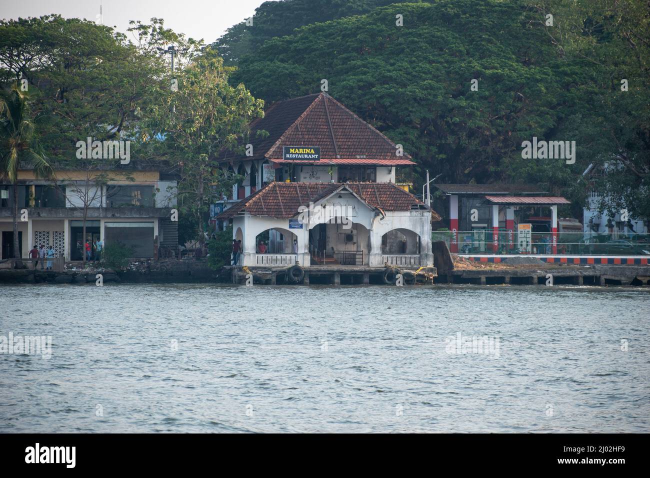Ein Bild von Marina The Sea Face Restaurant in Fort Kochi. Das Bild wurde am 13. März 2022 aus Kochi, Kerala, Indien, aufgenommen Stockfoto