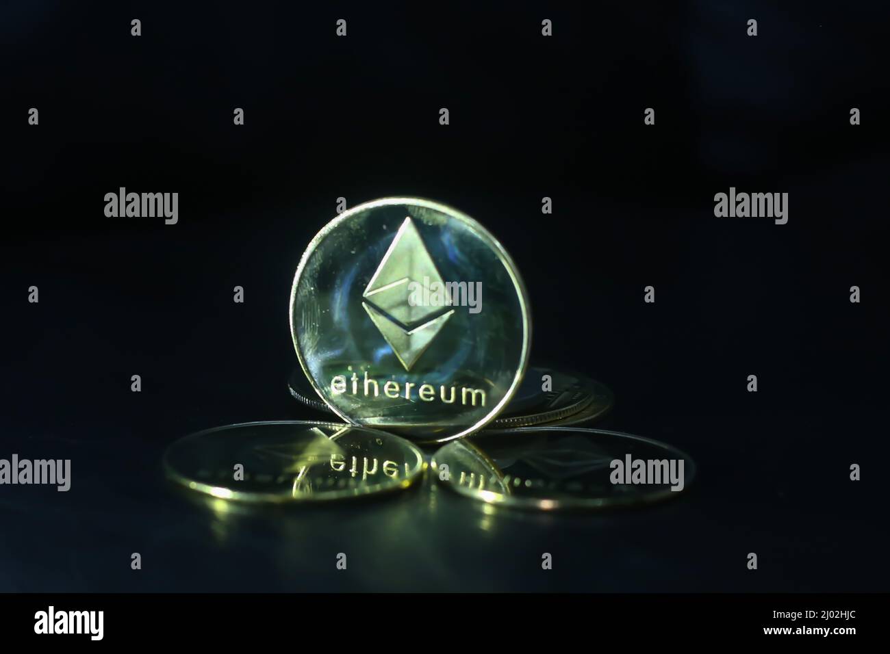 Ether ist eine Kryptowährung, die aus dem Open-Source-Blockchain-basierten Ethereum abgeleitet wurde. Ethereum Mining ist der Prozess der Verifizierung von Transaktionsblöcken Stockfoto