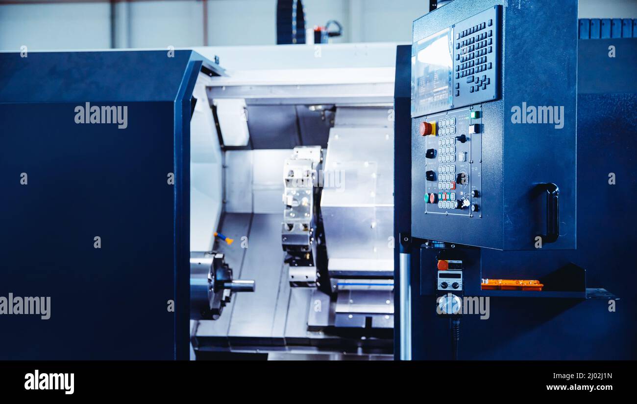 Manuelle Arbeitsautomatisierung, moderne Technologien. Control Panel CNC Industrielle Bohrroboter für Detail-Maschine Fabrik. Stockfoto