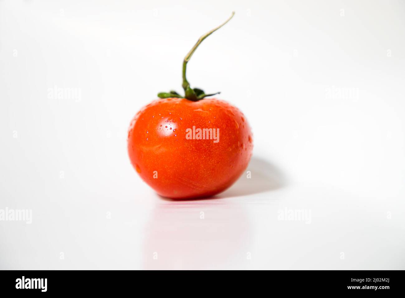 Frische Rote Reife Tomate Isoliert Auf Dem Hintergrund. Natural Roh Bio gesunde Gemüsesalat Stockfoto