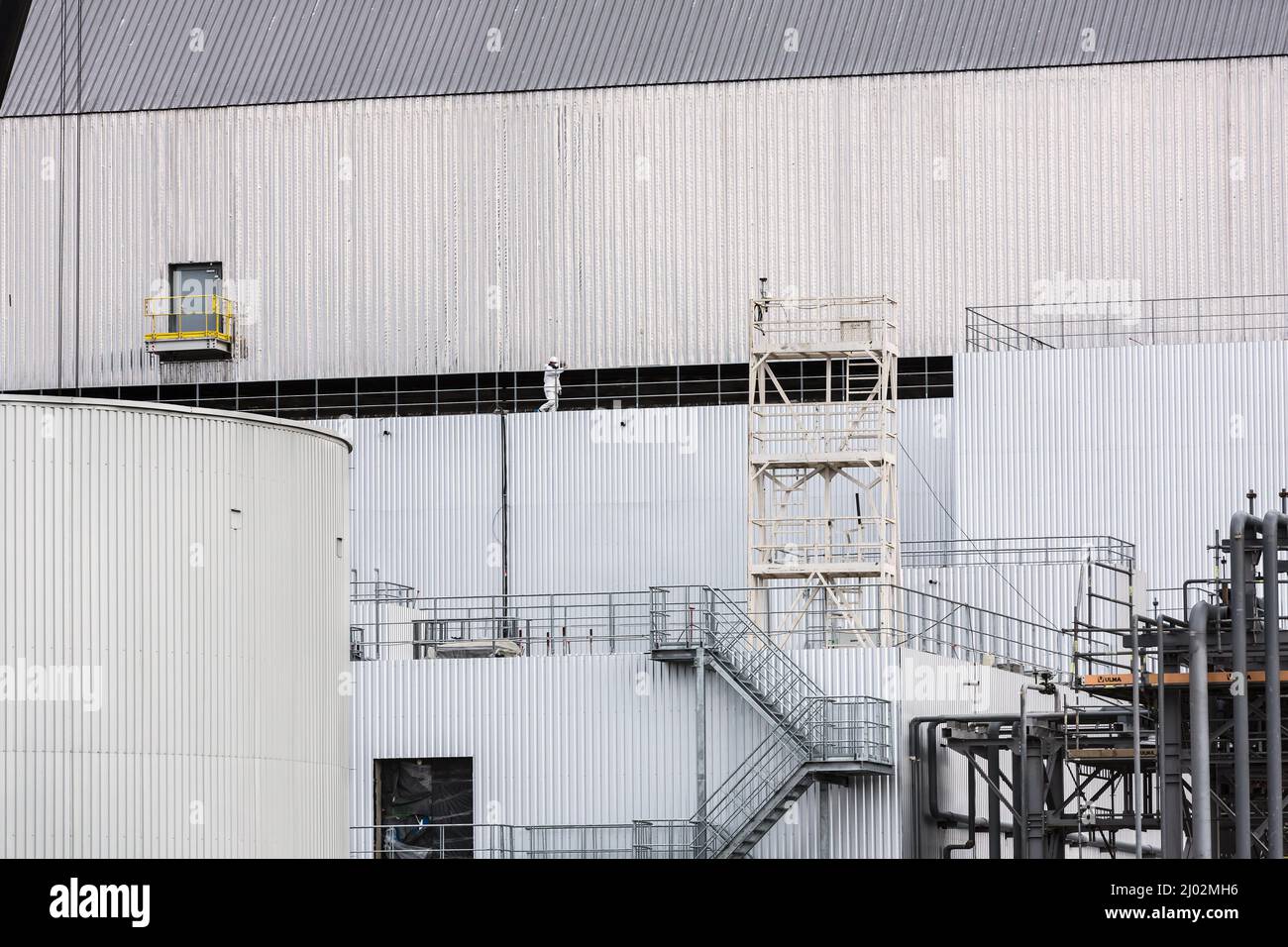 Tschernobyl Reaktor Nummer 4 der Eingrenzungsbogen über dem Objektschutz ist die größte bewegliche Konstruktion der Welt. Seit März 15 ist die Lage in Tschernobyl allgemein gefährlich. Aufgrund der Aktionen der Besatzer wurde eine stabile Stromversorgung der Anlagen angehalten, die nicht ohne eine Stromversorgung bleiben sollte. Die UN-Atombeobachter sagten jedoch, dass der in der Anlage gespeicherte Kernbrennstoff abgekühlt sei, so dass es im Moment noch keine unmittelbare Besorgnis gebe. Kernkraftwerke von Tschernobyl können eine Bedrohung für ganz Europa darstellen. Stockfoto