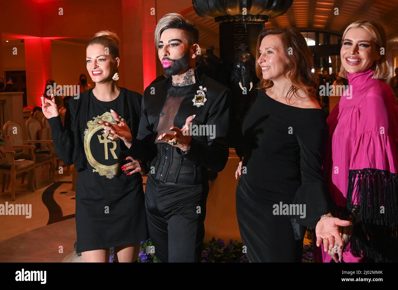 Berlin, Deutschland. 15. März 2022. Berlin Fashion Week: Xenia Princess of Saxony (l-r), Designer Harald Glööckler, Designerin Anja Gockel und Verena Kerth bei der Modenschau von Anja Gockel im Hotel Adlon. Die Berlin Fashion Week findet vom 14. Bis 20. März statt. Quelle: Jens Kalaene/dpa-Zentralbild/dpa/Alamy Live News Stockfoto