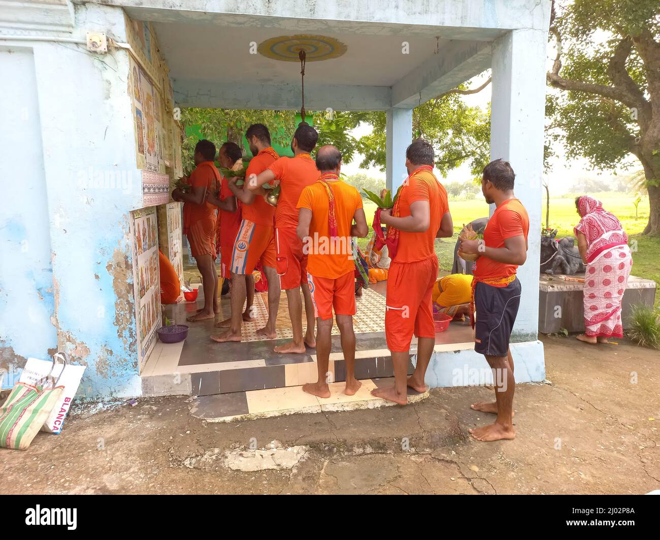 Bhadrak, Odisha Indien. 02. Aug, 2021: Anhänger von lord shiva, die Wasser vom Fluss zum Durchführen von abhishek zu Lord shiva am Tempel tragen. Stockfoto