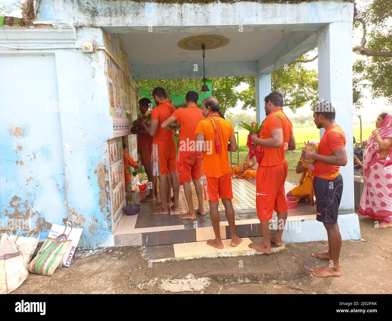 Bhadrak, Odisha Indien. 02. Aug, 2021: Anhänger von lord shiva, die Wasser vom Fluss zum Durchführen von abhishek zu Lord shiva am Tempel tragen. Stockfoto